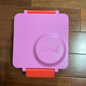 Omie lunch box.